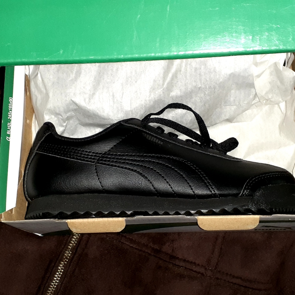 BRANDNEW Puma sneakers